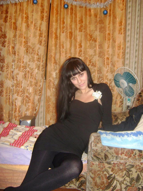 Нежная тёлка в стрингах шалит на диване @ gang.truba-rf.ru