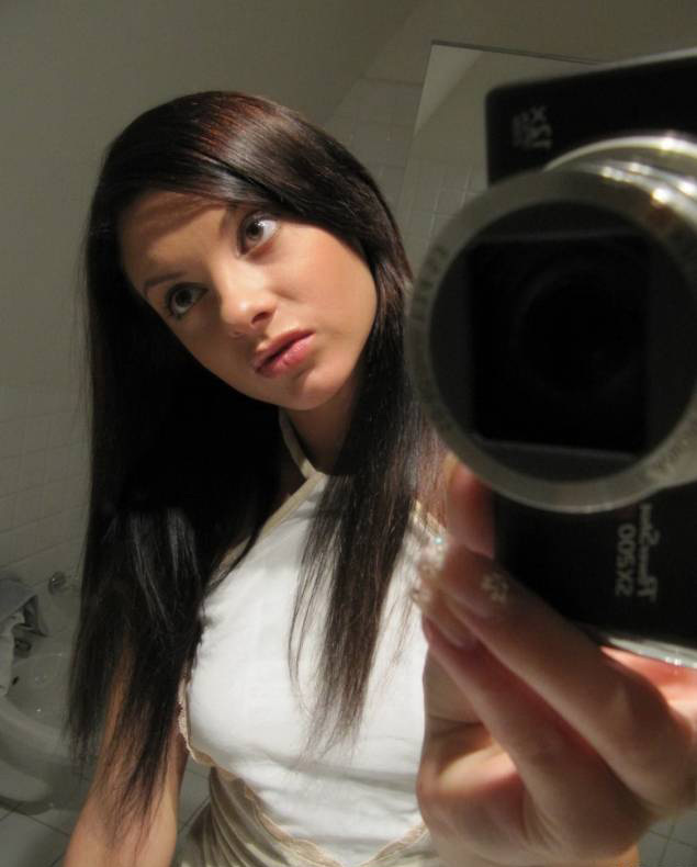 Милая деваха в туалете делает раздетые селфи @ gang.truba-rf.ru
